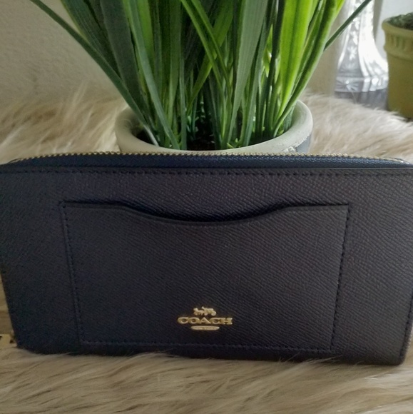 Coach Handbags - 🔥🔥COACH 💯 AUTHENTIC ACCORDION ZIP WALLET❣️